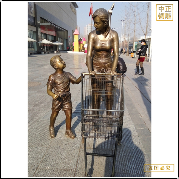 室外商場(chǎng)門前推購物車銅雕塑