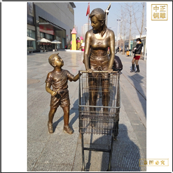 室外商場(chǎng)門(mén)前推購(gòu)物車銅雕塑